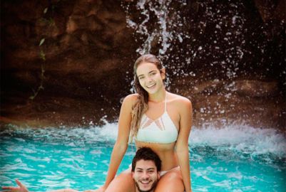 Arthur Aguiar posta foto com a namorada em lugar paradisíaco