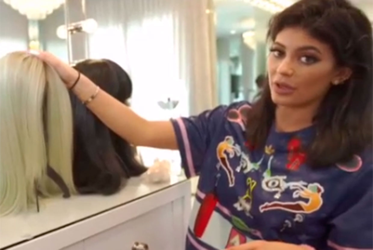 Kylie Jenner mostra sua coleção de perucas, veja o vídeo!