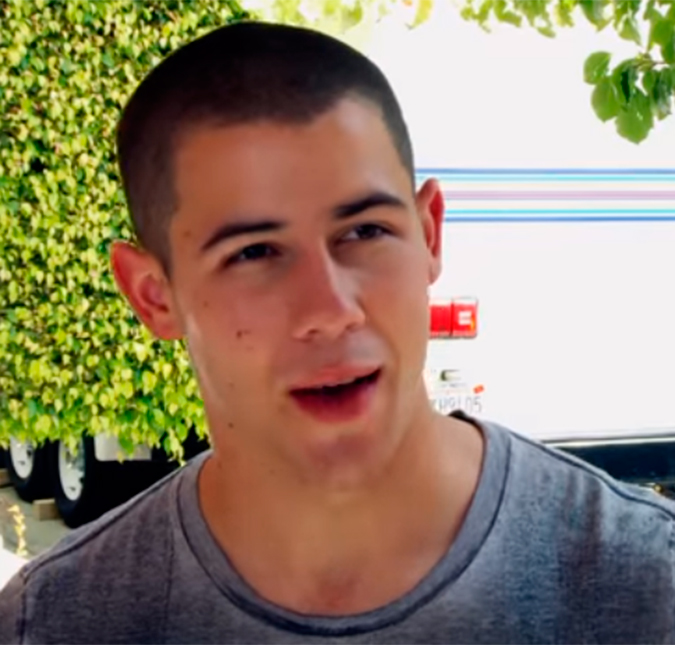 Nick Jonas fala sobre retorno de seu personagem, desta vez com barba, em <i>Scream Queens</i>