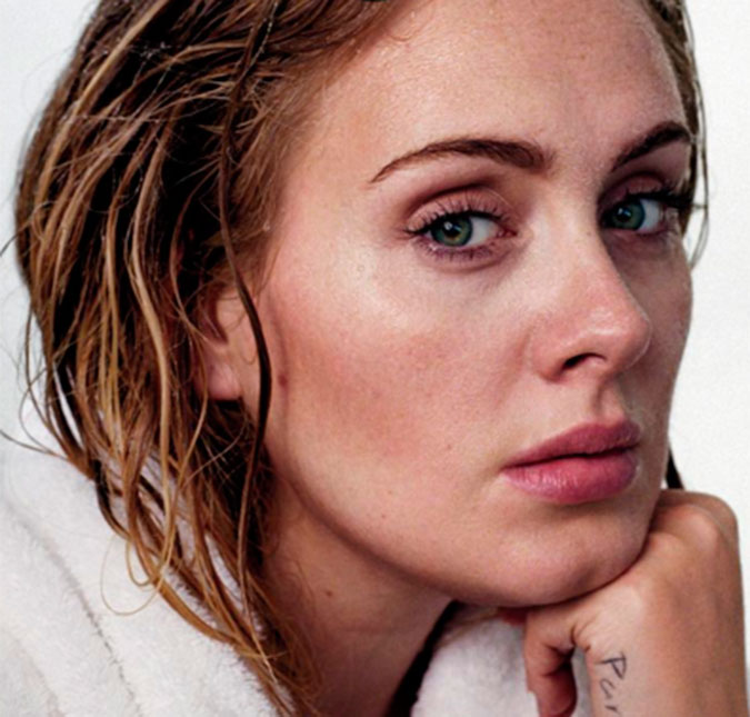 Adele revela que, assim como nós, ela também se emociona com as suas músicas