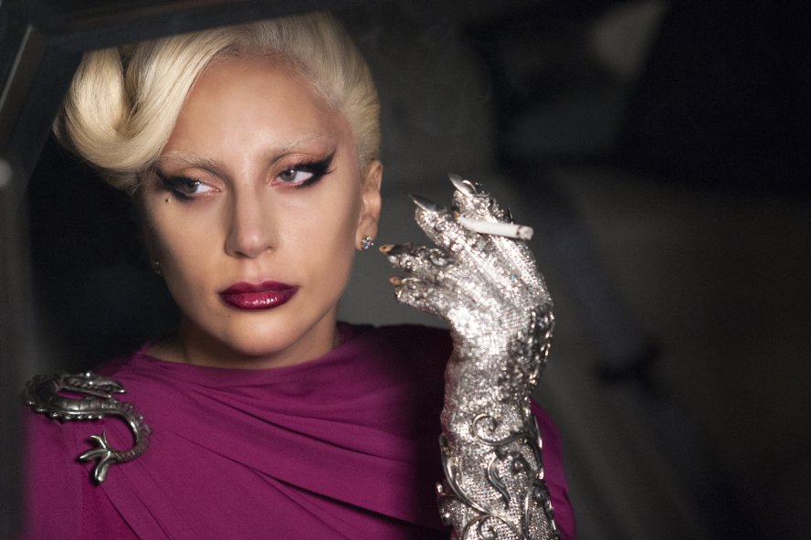 Lady Gaga deu um presente nojentíssimo para criador de <i>American Horror Story: Hotel</i>, saiba!