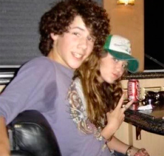 Nick Jonas relembra momento de nervosismo ao lado de Miley Cyrus: <i>Onde está meu desodorante?</i>