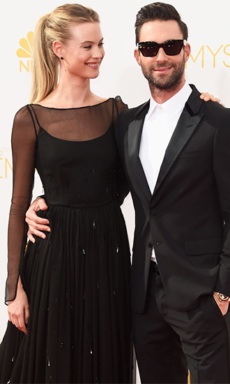 Behati Prinsloo conta a coisa mais fofa que Adam Levine fez por ela nos últimos tempos
