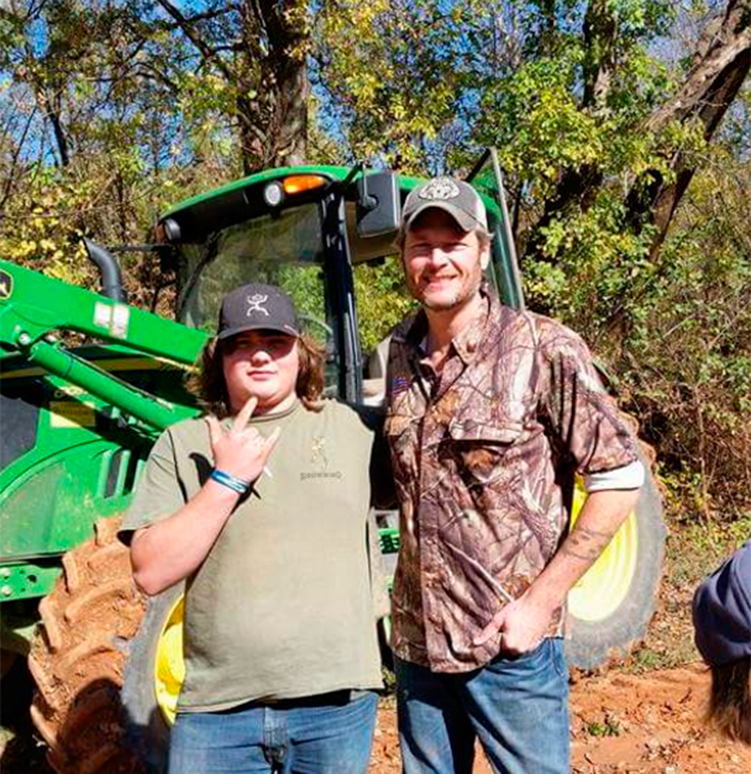 Blake Shelton resgata grupo de amigos que caíram em buraco