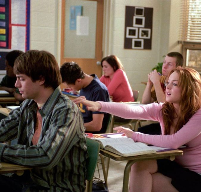 No começo do filme, Cady Heron nutre um amor platônico por Aaron Samuels, o intocável ex-namorado de Regina. Para ela, qualquer sinal de atenção dele já era uma grande vitória e não é à toa que ela fica toda animada ao dizer: No dia 3 de outubro, ele me perguntou que dia era!