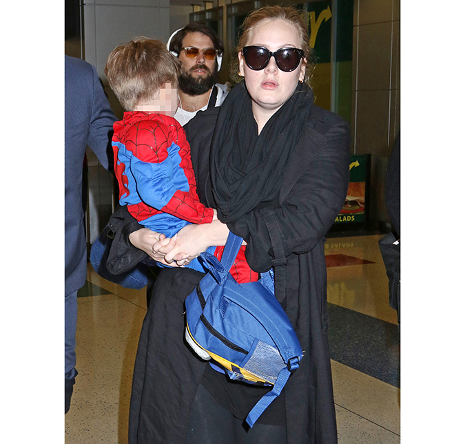 Adele manda recado para o ex em nova música e mostra toda a fofura do filho em aeroporto