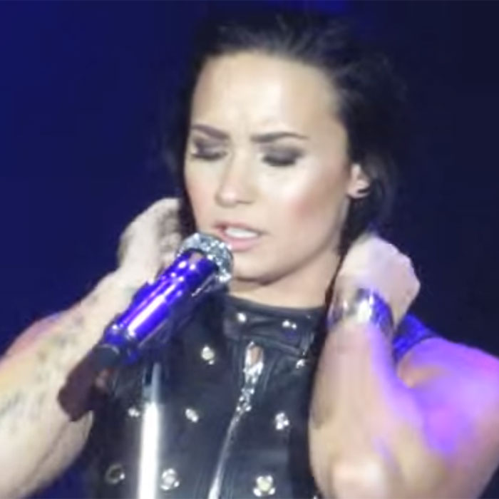 Demi Lovato surpreende com versão de <i>Hello</i>, de Adele</i>. Assista!