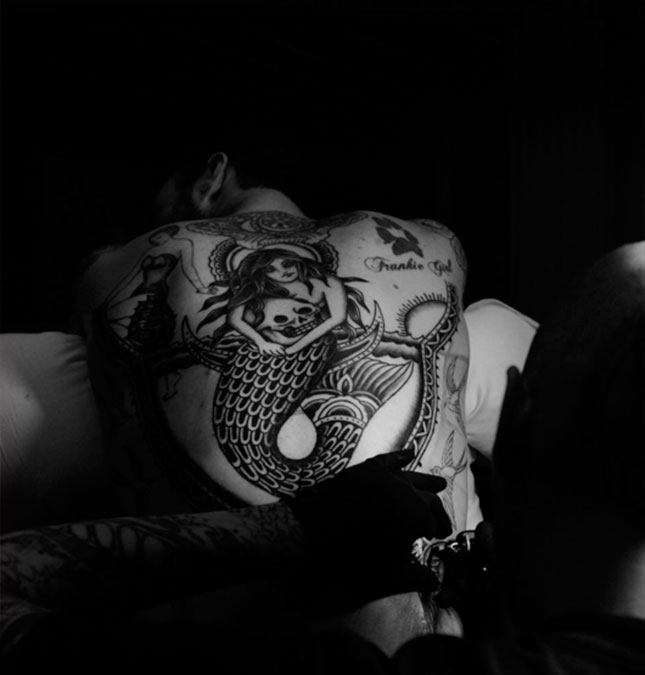 Adam Levine faz tatuagem bizarra nas costas, confira!