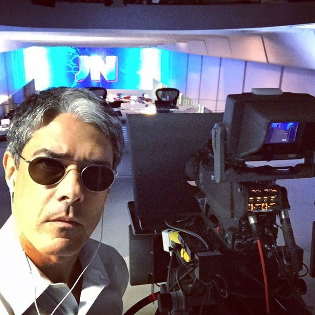 William Bonner faz uma série de <i>selfies</i> para apresentar os bastidores da <i>Globo</i>