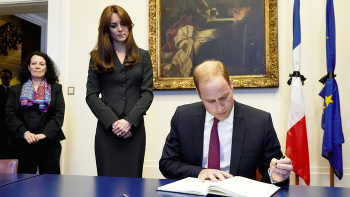 Kate Middleton e príncipe William prestam homenagem à vítimas do massacre em Paris