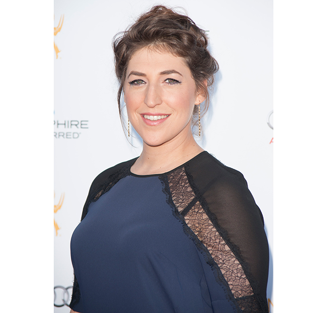 Atriz de <i>Blossom</i>, Mayim Bialik não permite que filhos assistam à série até que completem certa idade. Saiba qual!