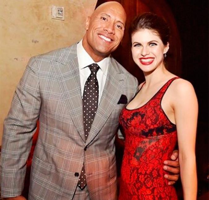 <I>The Rock</i> anuncia chegada de Alexandra Daddario ao elenco do filme <i>Baywatch</i>