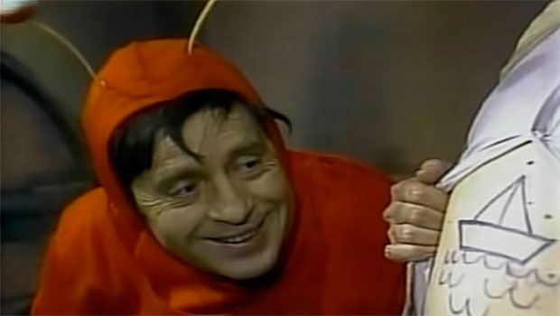 <i>Corram! Ele está vindo aí! Mulheres e Chapolin primeiro</i>