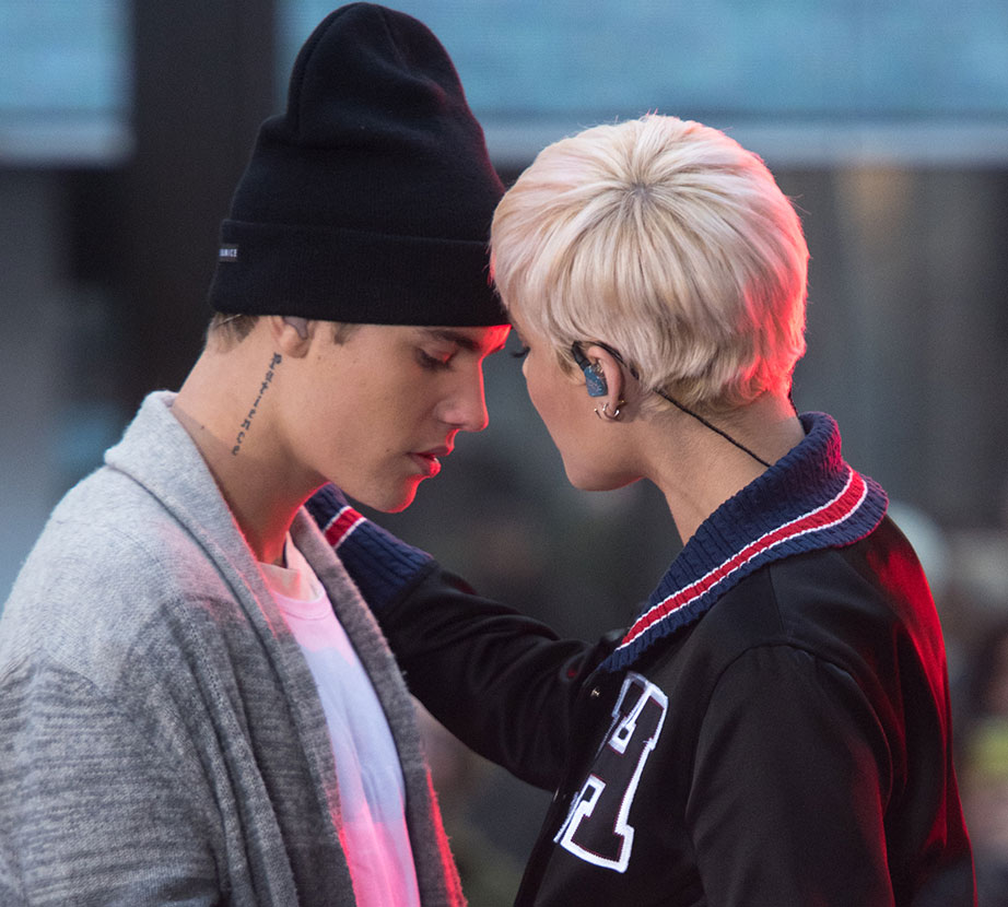 Justin Bieber fica de rosto coladinho com cantora, em <i>show</i>