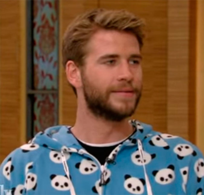Muito amor! Liam Hemsworth vai a programa usando pijama de panda, veja o vídeo!