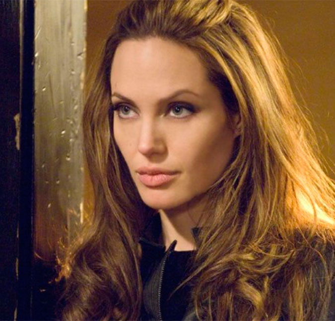 Angelina Jolie está matando as saudades de ter bebês, saiba como!