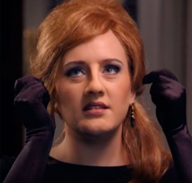 Essa pessoa imitando Adele é... Adele! Assista a pegadinha que a diva fez com fãs