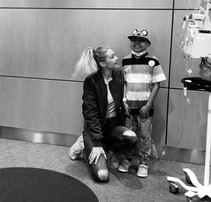 Gigi Hadid leva alegria a crianças ao visitar hospital infantil