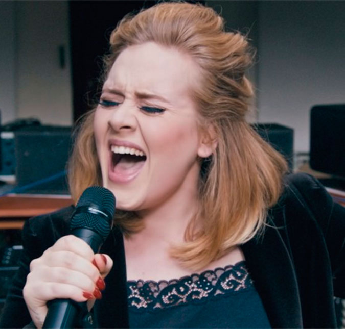Adele se derrete pelo namorado e afirma: -<I> É só por causa dele e do nosso filho que eu estou bem</i>