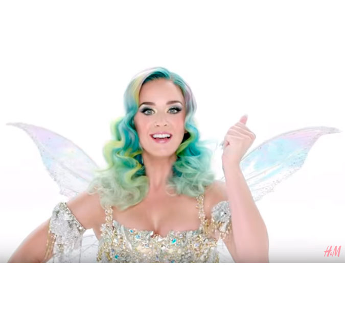 Katy Perry se transforma em fada para campanha de natal, assista!