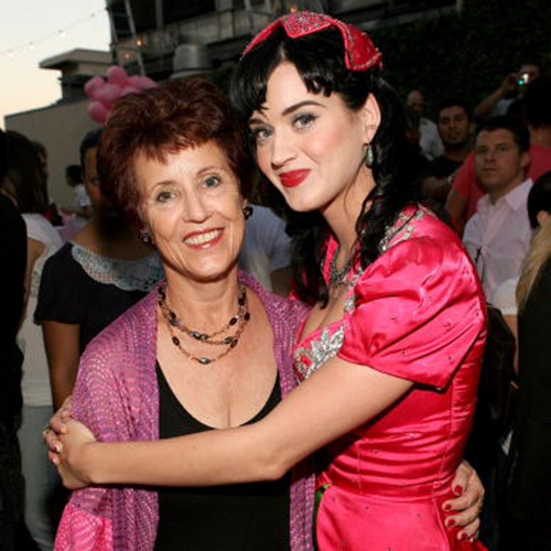 Mãe de Katy Perry virá ao Brasil para lançar livro e fazer culto em igreja do Rio de Janeiro