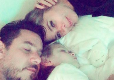Adriane Galisteu posa ao lado do filho e do marido e se derrete: <I> Amor maior do mundo</i>