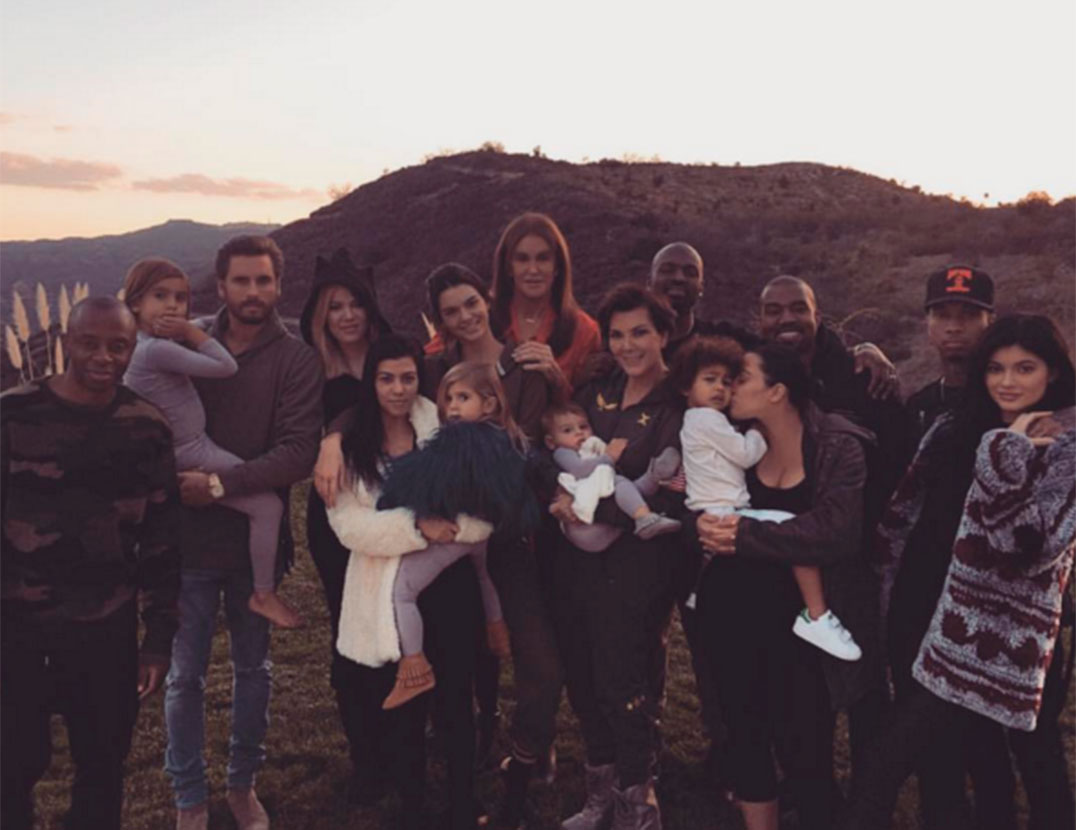 Até Scott Disick aparece na foto familiar de <i>Dia de Ação de Graças</i> das Kardashian! Veja como os famosos celebraram a data!