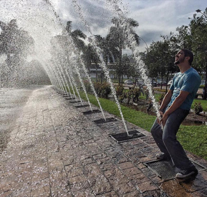 Caio Castro compartilha foto divertida em chafariz