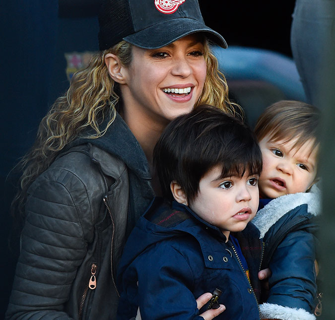Momento família! Shakira leva os filhos para assistir jogo do marido, Gerard Piqué