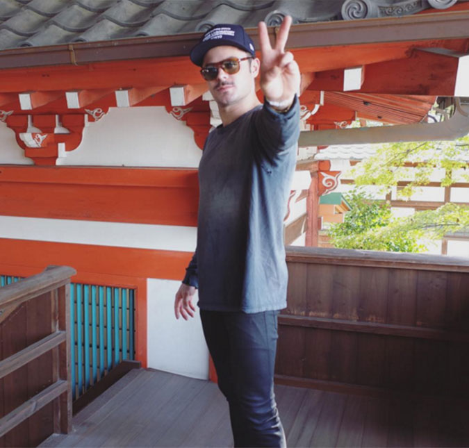 Zac Efron estreia bigode enquanto viaja pelo Japão