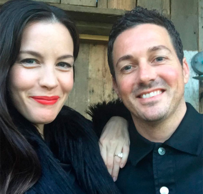 Liv Tyler fica noiva e exibe anel de noivado!