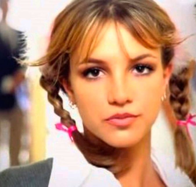 A carreira de Britney como artista começou quando ela tinha apenas nove anos de idade no Clube do Mickey. Ao se dedicar exclusivamente à música, a cantora estourou nas paradas ao lançar ...Baby One More Time, em 1999. A carreira de Britney como artista começou quando ela tinha apenas nove anos de idade no Clube do Mickey. Ao se dedicar exclusivamente à música, a cantora estourou nas paradas ao lançar ...Baby One More Time, em 1999.