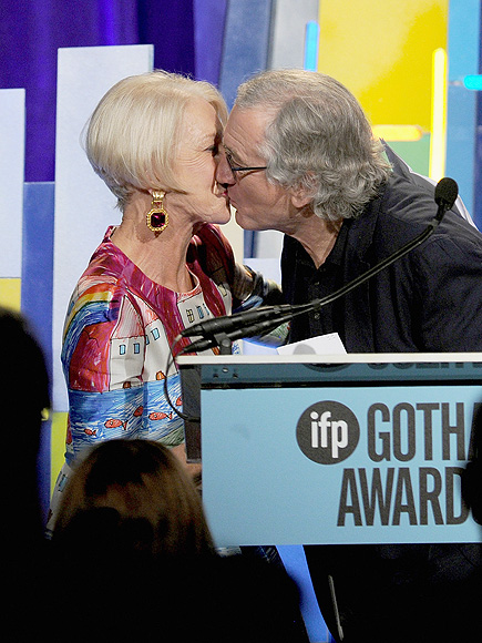 Robert De Niro dá selinho em Helen Mirren durante evento