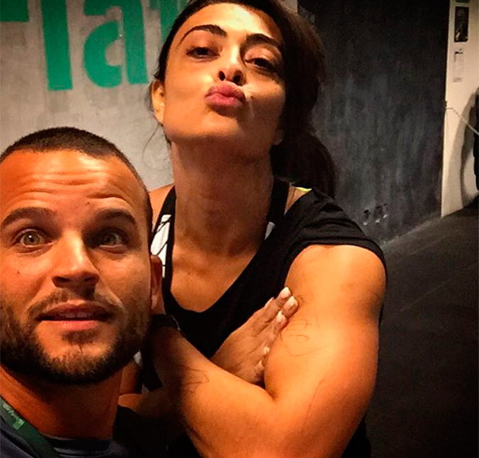 Juliana Paes exibe braço musculoso e chama atenção pelas <i>tatuagens</i> do filho