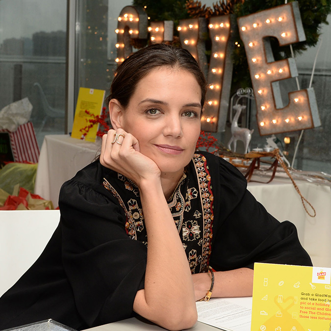 Katie Holmes exibe fios brancos durante evento de caridade em Nova York