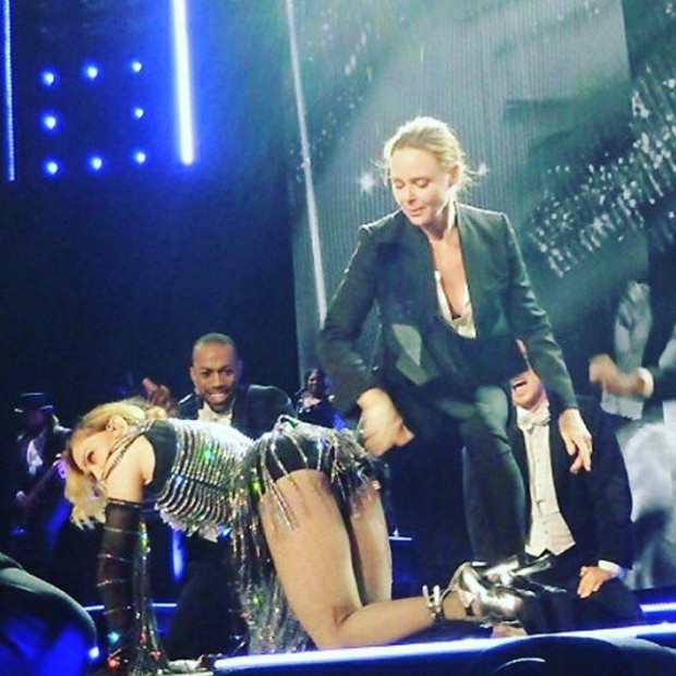 Madonna leva tapinha no <i>derriére</i> de Stella McCartney