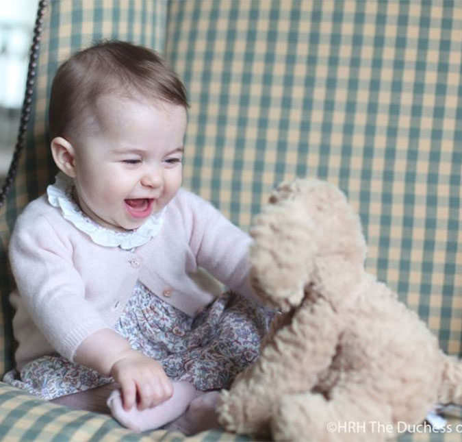 Roupinha usada pela princesa Charlotte em foto oficial foi presente da babá e é super acessível