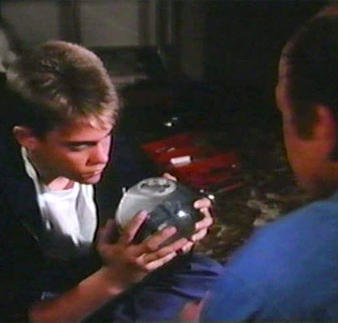 St. Elsewhere também usou desse mesmo artifício, mas com uma mudança. A última cena da série mostra o hospital visto de cima, como que do céu, até que a câmera se afasta o bastante para descobrirmos que, na verdade, o local é um enfeite de um globo de neve e que as seis temporadas da atração nada mais foram do que a imaginação fértil de um garoto com autismo.