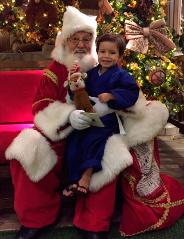 Filho de Luana Piovani tira foto com o Papai Noel