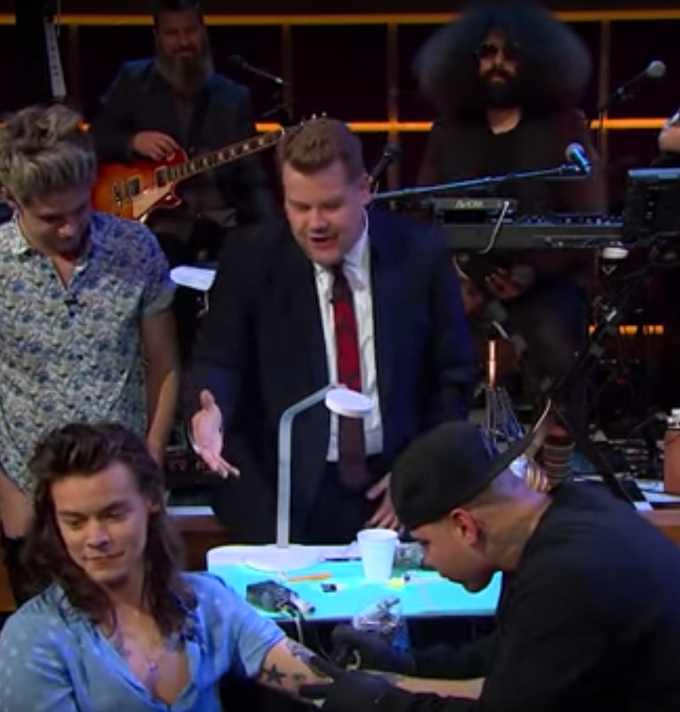 Harry Styles faz nova tatuagem durante programa de TV