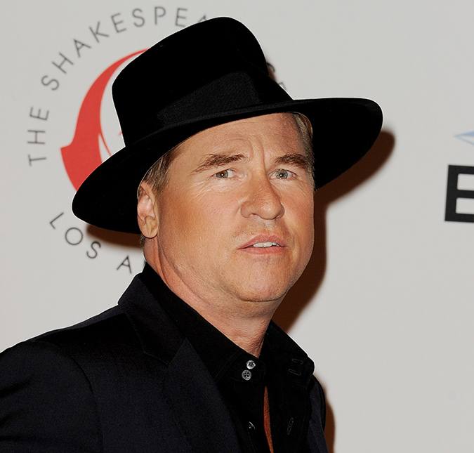 Após negar estar doente, Val Kilmer é flagrado com tubo de traqueostomia