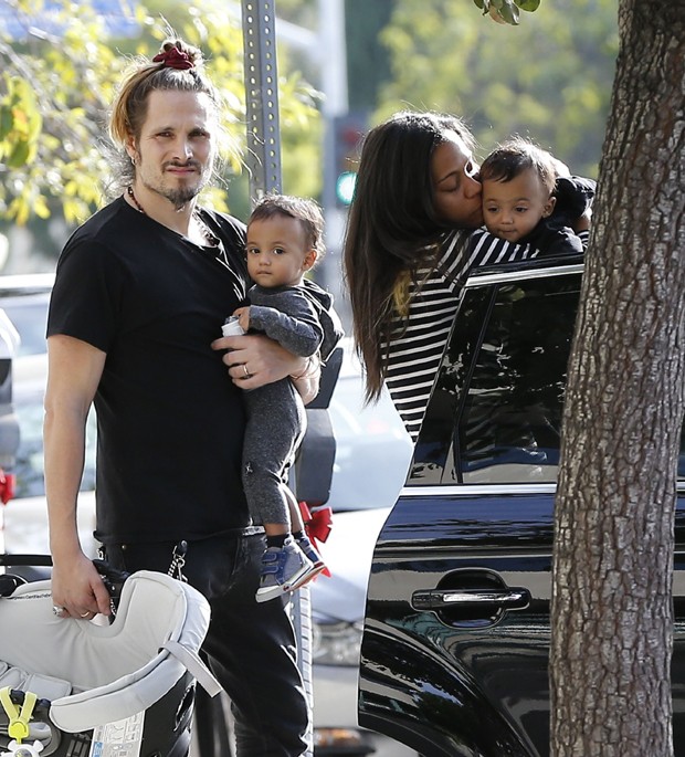 Zoe Saldana enche um dos filhos de beijos e abraços