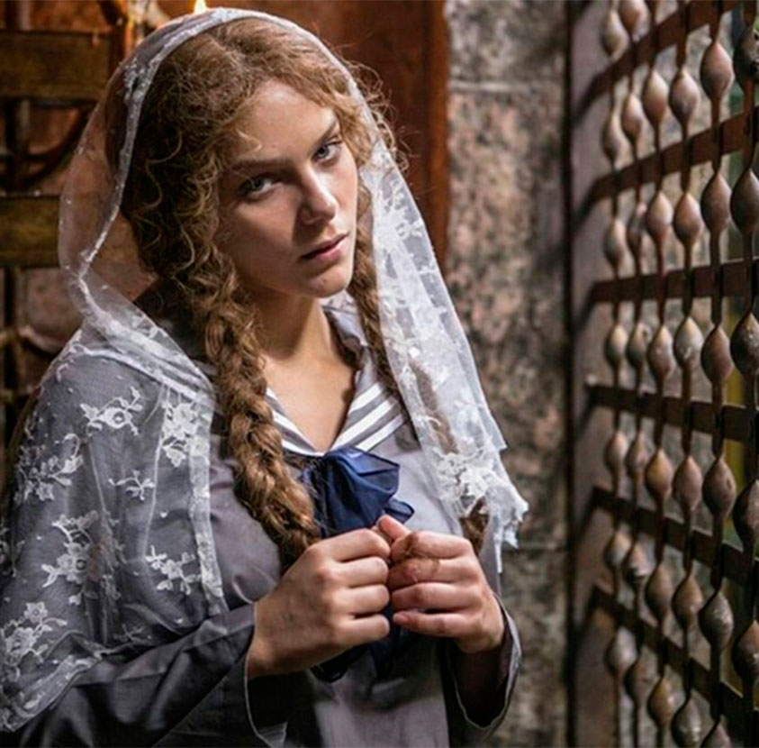 Isabella Santoni está toda misteriosa em foto de nova minissérie