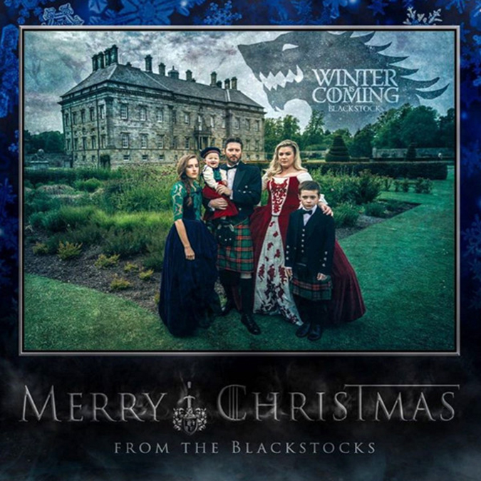 Kelly Clarkson e família publicam cartão de Natal com tema de <i>Game of Thrones</i>