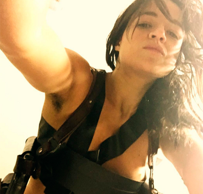 Michelle Rodriguez deixa depilação de lado e mostra as axilas com pelos