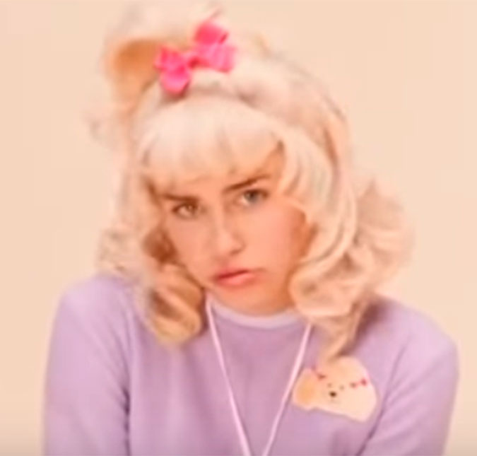 Miley Cyrus aparece vestida de bebê em prévia de novo vídeo, assista aqui!