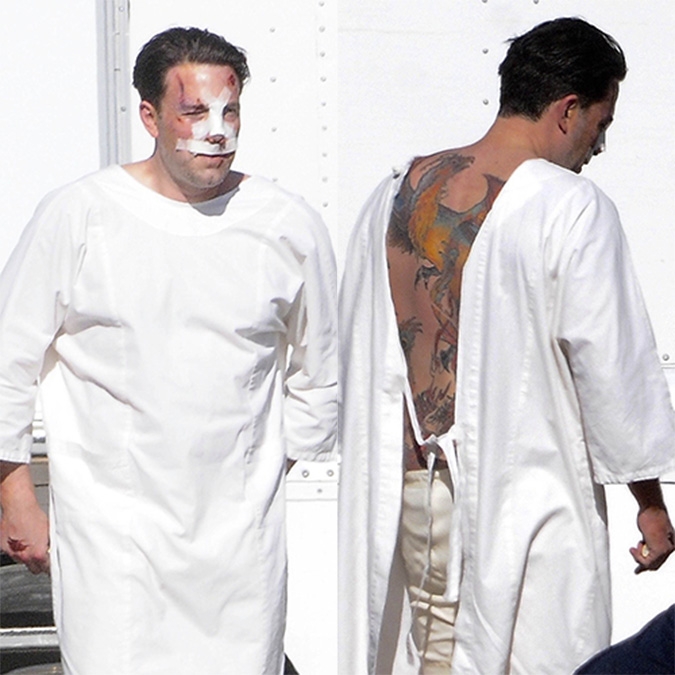 Ben Affleck aparece cheio de hematomas no rosto (de mentirinha!), mas exibe tatuagem gigante real
