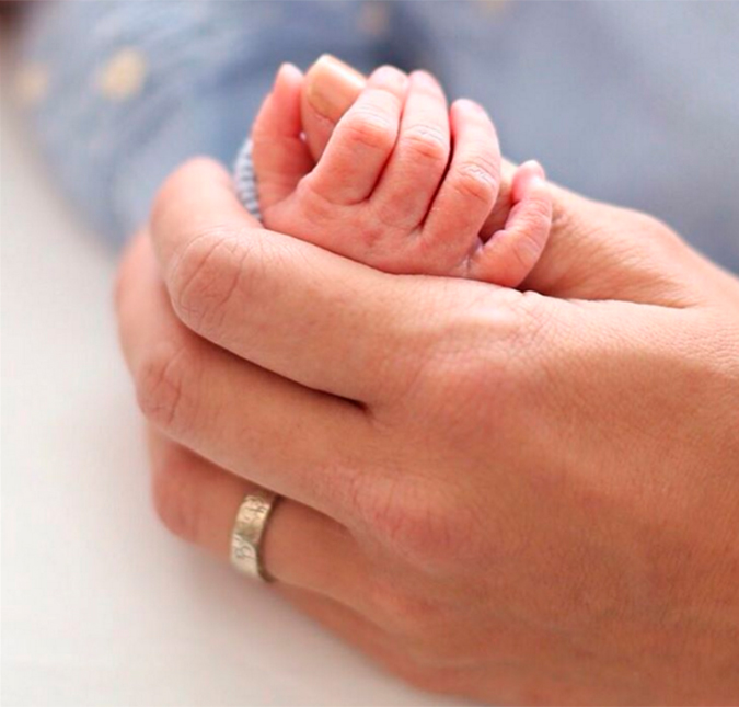 Deborah Secco publica foto de Maria Flor e se declara: <i>O mais sublime amor</i>
