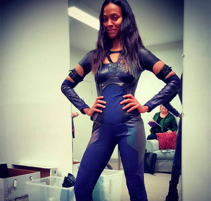 Depois de ter gêmeos, Zoe Saldana mostra que ainda entra em sua roupa de <I>Guardiões da Galáxia</I>!