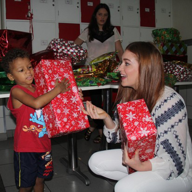 Marina Ruy Barbosa alegra natal de crianças no Rio, entenda